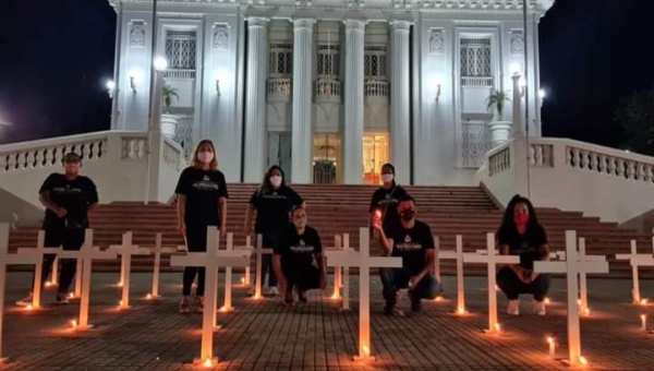 Vigília de grevistas da Educação na frente do Palácio tem protesto e homenagem com cruzes e velas